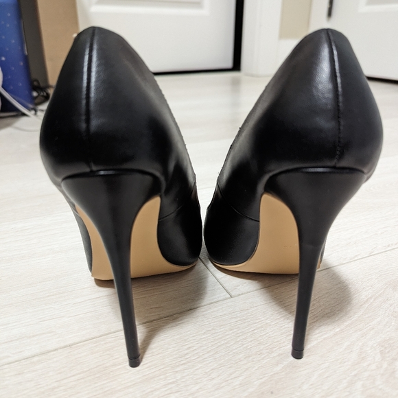 Black Pumps - Picture 2 of 9